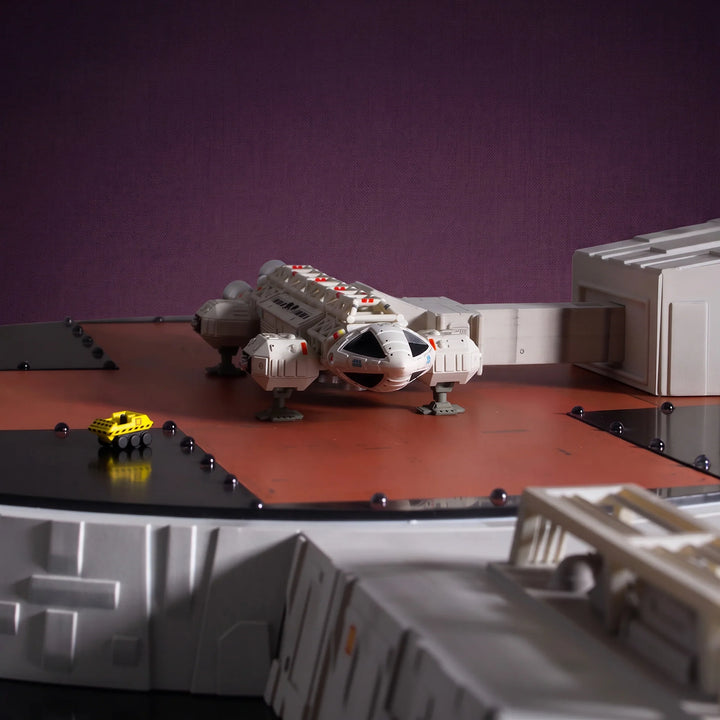 Space 1999: Landing Pad with 5 Inch Eagle Transporter (Master Replicas)