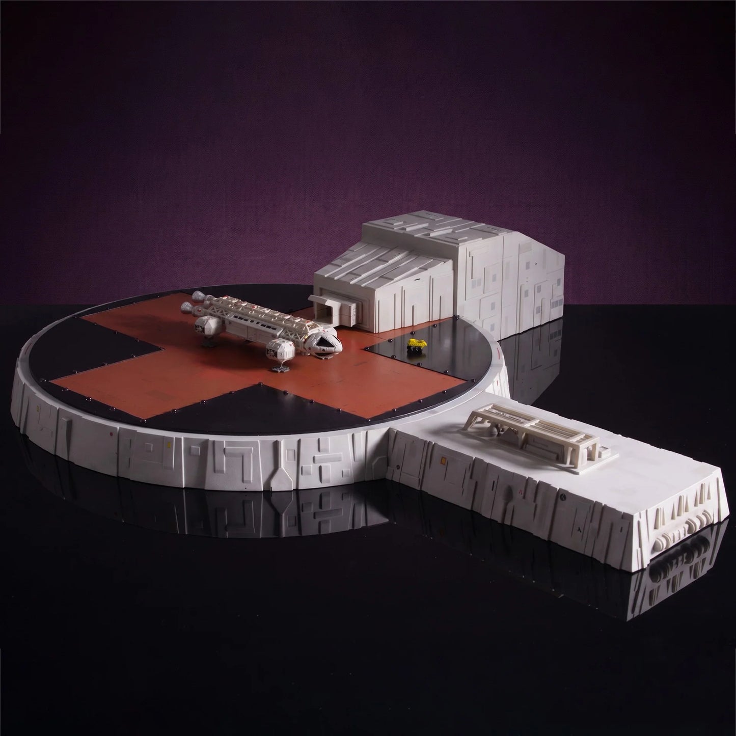 Space 1999: Landing Pad with 5 Inch Eagle Transporter (Master Replicas)