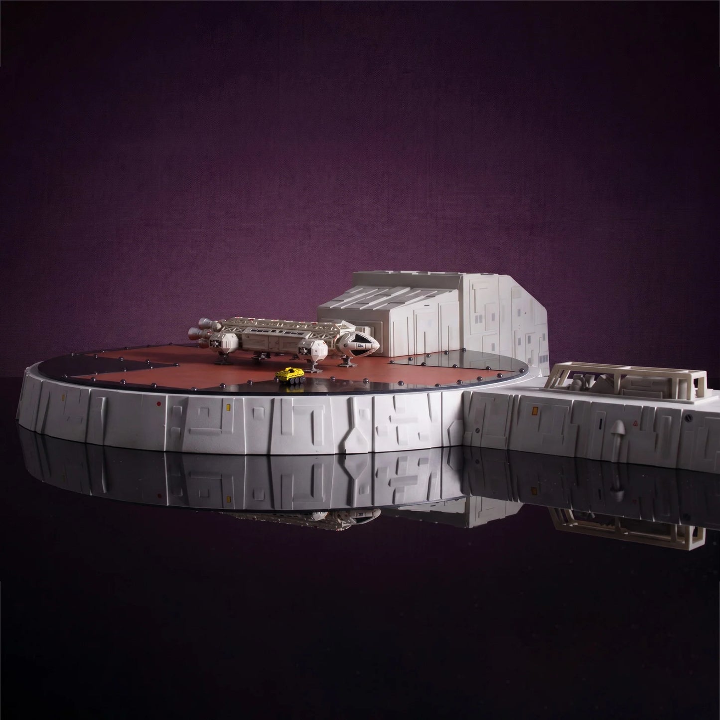 Space 1999: Landing Pad with 5 Inch Eagle Transporter (Master Replicas)