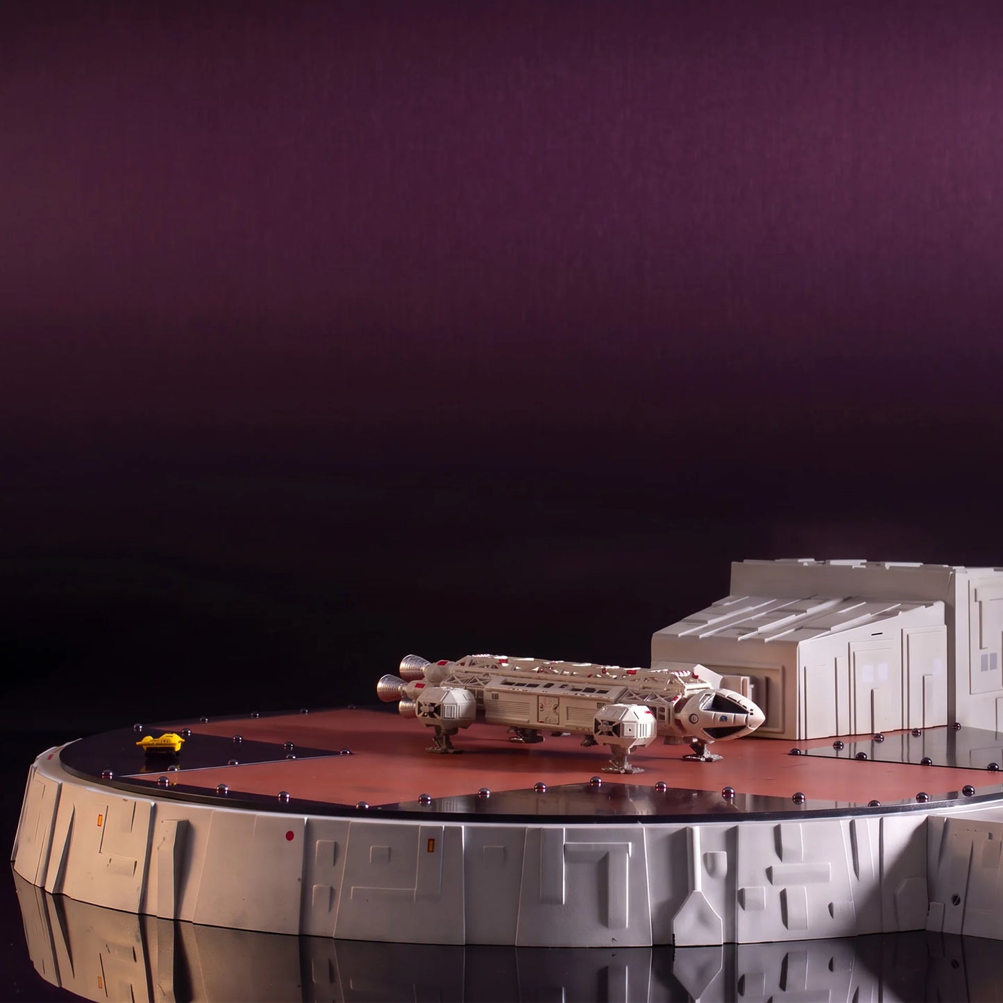 Space 1999: Landing Pad with 5 Inch Eagle Transporter (Master Replicas)