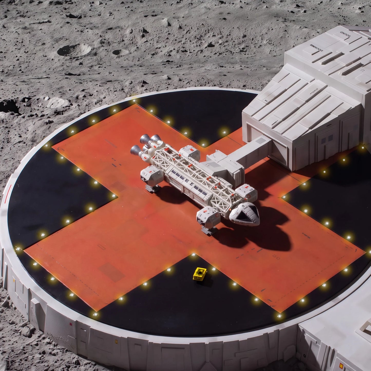 Space 1999: Landing Pad with 5 Inch Eagle Transporter (Master Replicas)