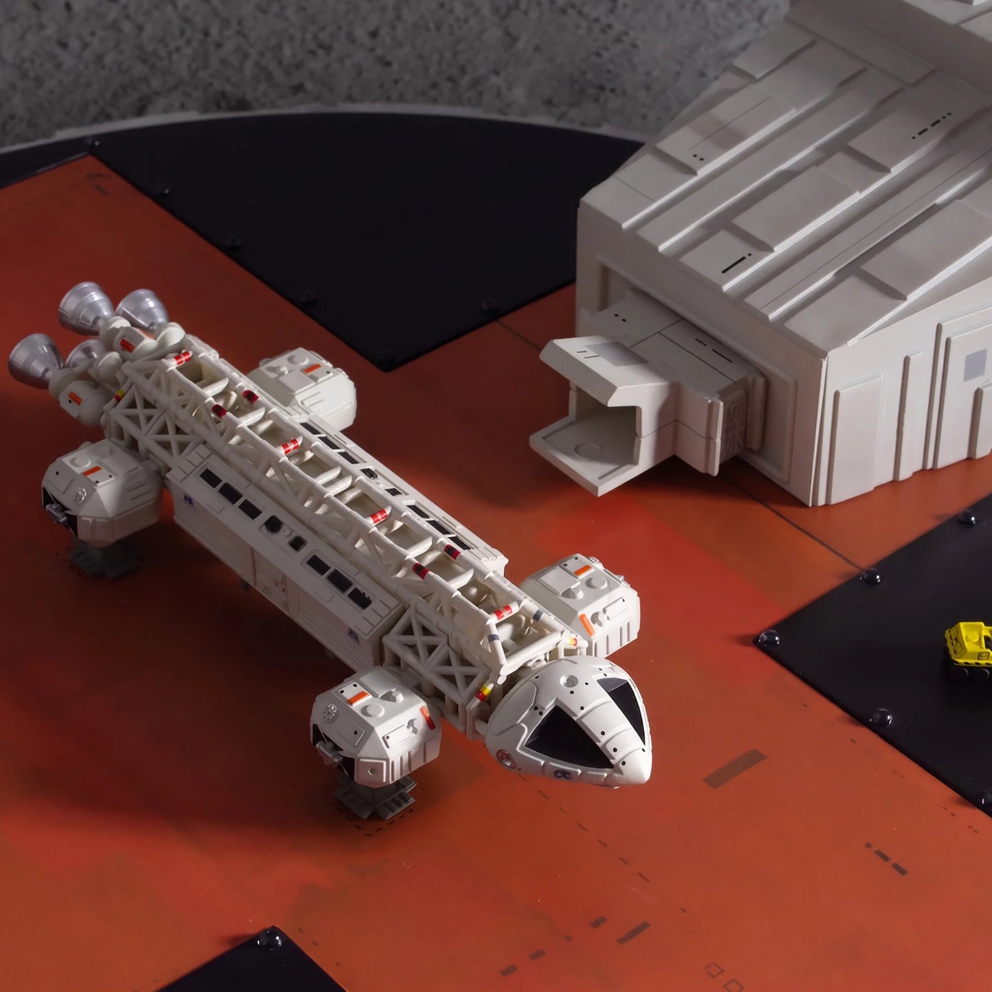Space 1999: Landing Pad with 5 Inch Eagle Transporter (Master Replicas)
